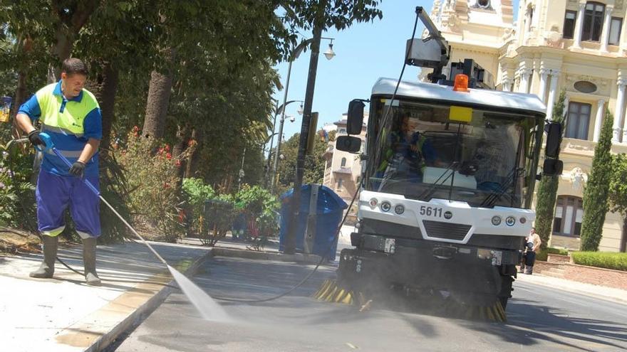 Un operario de Limasa, trabajando frente al Ayuntamiento.