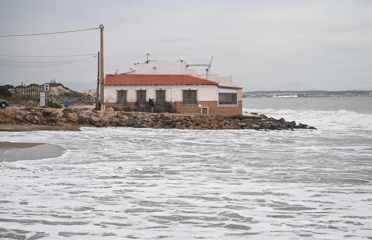 Un mar embravecido por el temporal Harry engulle playas en Elche y amenaza a las casas de primera línea de El PInet
