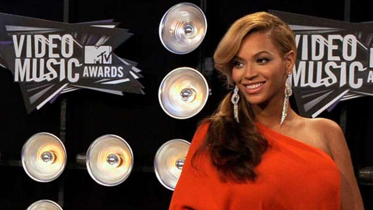 Beyoncé desvela que está embarazada en los MTV VMAs 2011
