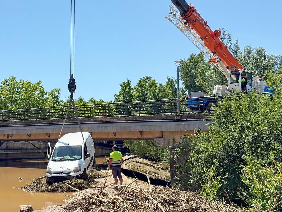 Una imatge de la retirada d'un dels vehicles arrossegats