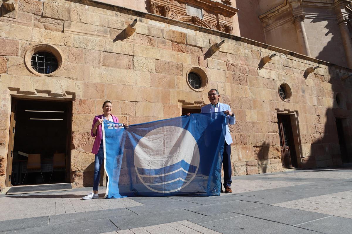 Parra muestra la bandera que ondeará en Calnegre junto a la edil de Tradicones, Mari Huertas García.