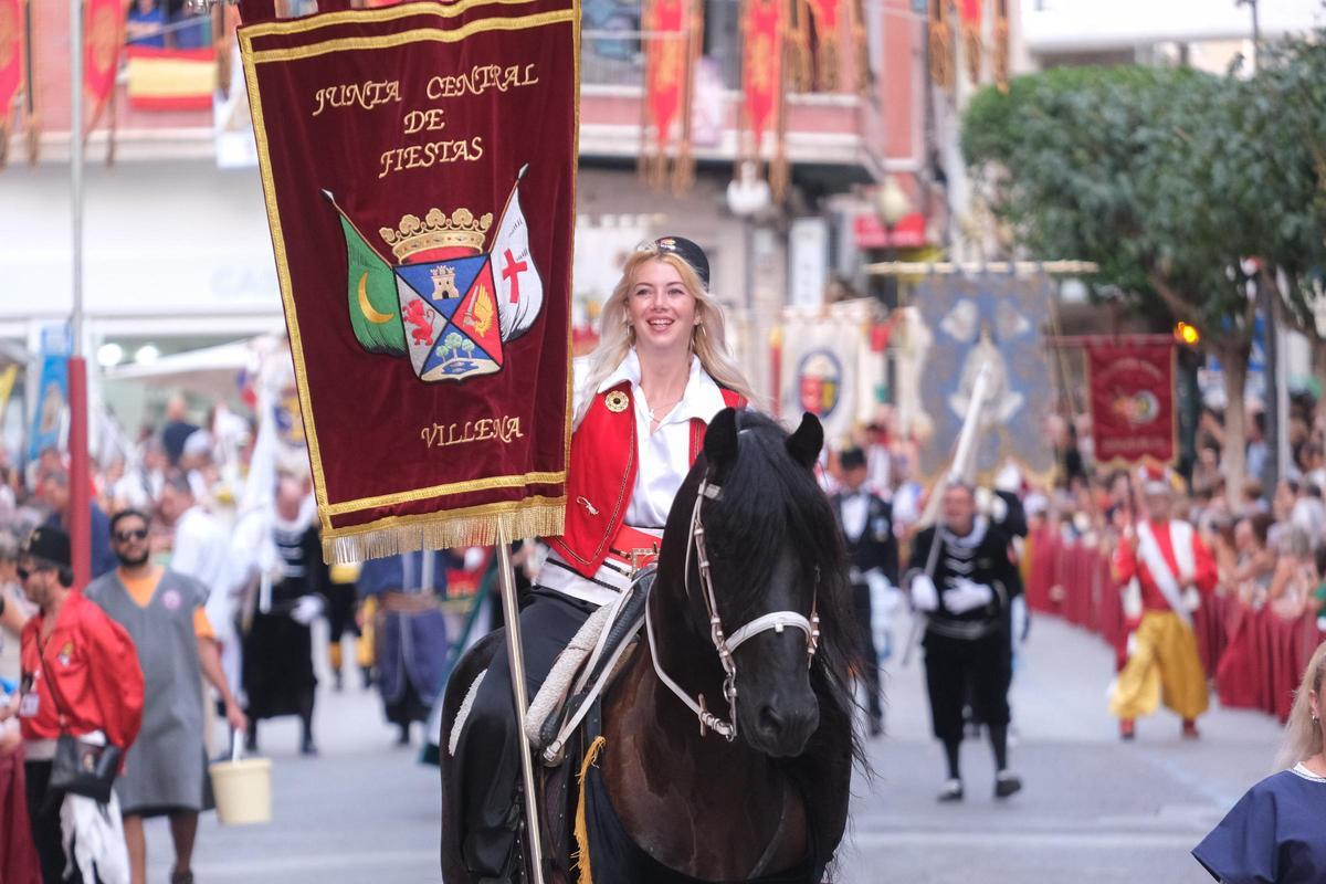 Las mejores imágenes del Desfile del 50 aniversario del Primer Congreso Nacional de Fiestas de Moros y Cristianos en Villena Las mejores imágenes del Desfile del 50 aniversario del Primer Congreso Nacional de Fiestas de Moros y Cristianos en Villena
