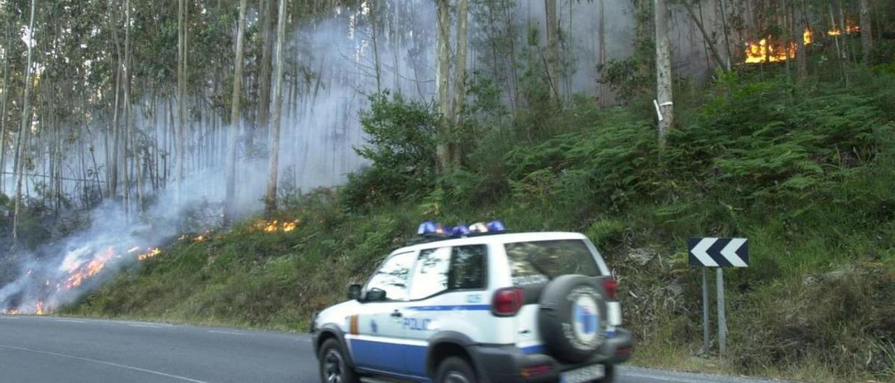 Una patrulla de la Policía Autonómica acude a un incendio declarado en la provincia de A Coruña. |   // J. V.