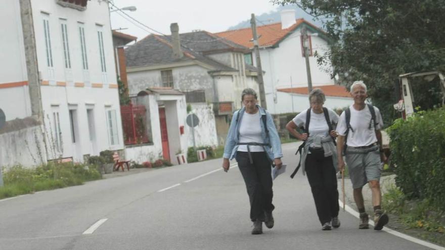 Peregrinos por el camino de Santiago, en Ballota.