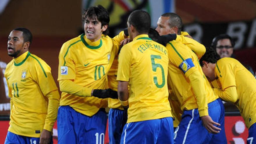 Los brasileños celebran uno de los goles del encuentro.
