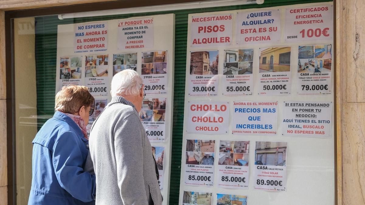 Escaparate de una inmobiliaria de Petrer en la que piden pisos para el alquiler.