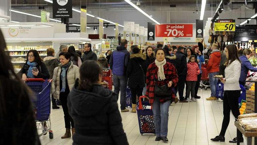 Clientes, ayer, en el hipermercado de Carrefour de Lalín. // Bernabé/Javier Lalín