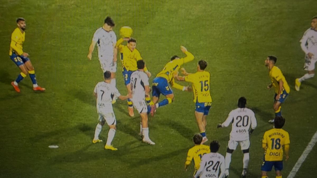 La mano de Mika Mármol, en la acción del penalti que transformó Jefté Betancor.