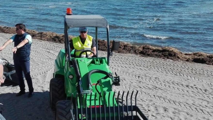 Maquinaria a prueba para agilizar la limpieza de algas muertas en el entorno de Mar Menor.