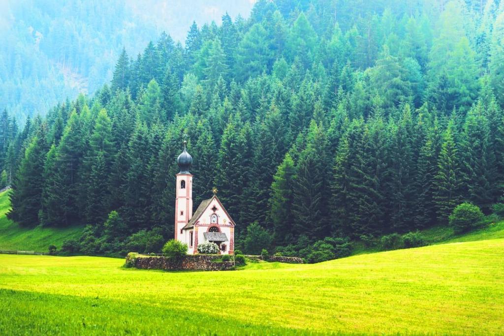 Aspecto exterior de la iglesia alpina.