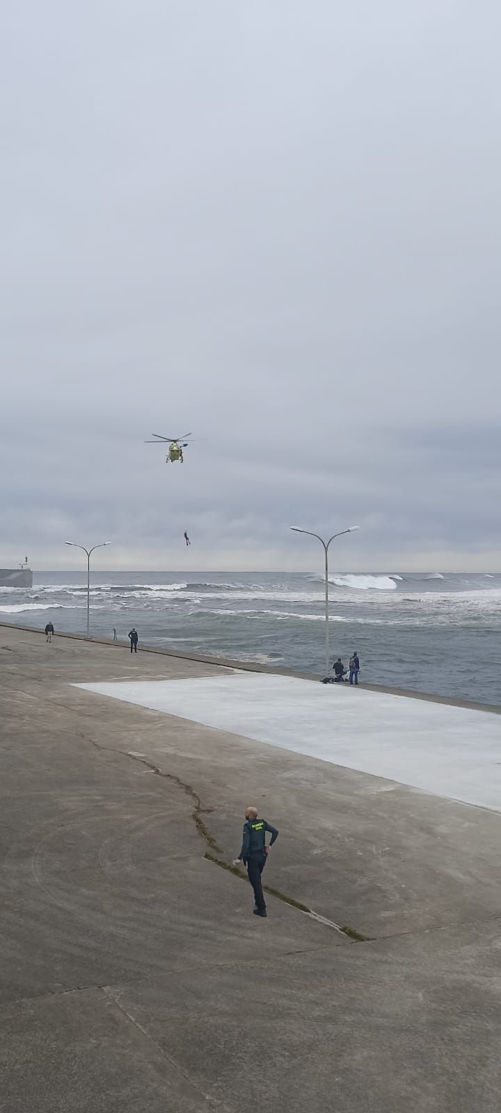 EN IMÁGENES: Dos fallecidos tras caer al mar por el oleaje en San Esteban y Cudillero