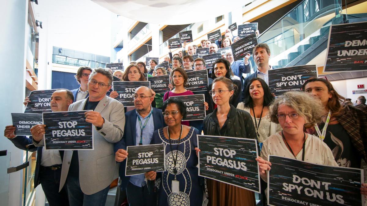 Eurodiputados portan carteles con el lema 'Stop Pegasus' en el Parlamento Europeo.