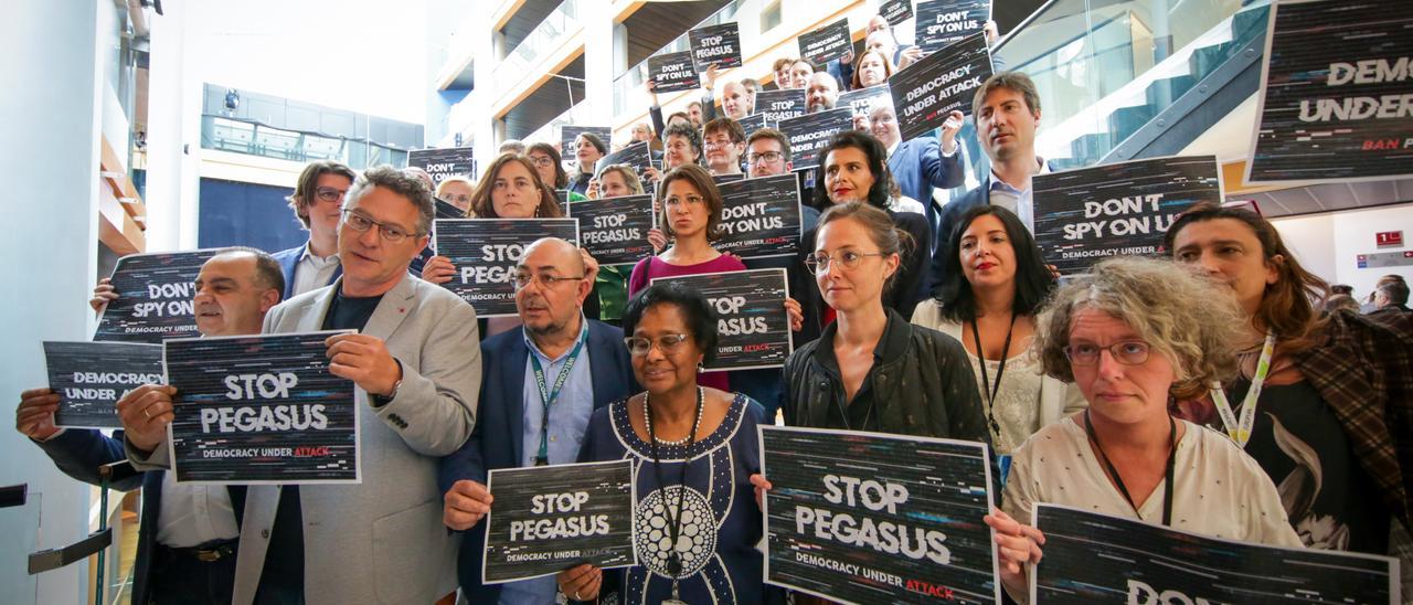 Eurodiputados portan carteles con el lema &#039;Stop Pegasus&#039; en el Parlamento Europeo.