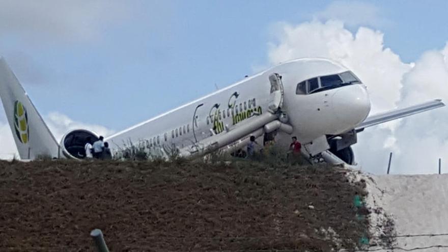 El avión estrellado contra unos árboles en Jamaica.