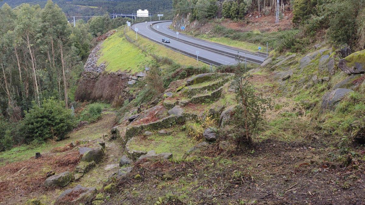 Algunas de las estructuras excavadas, ya sin invasión de la maleza, con la autovía al fondo. |  S.A.