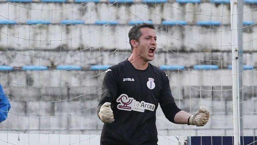 Guillermo celebra el fallo de un penalti por el Lagun Onak en el play-off de ascenso a Segunda B de esta temporada.