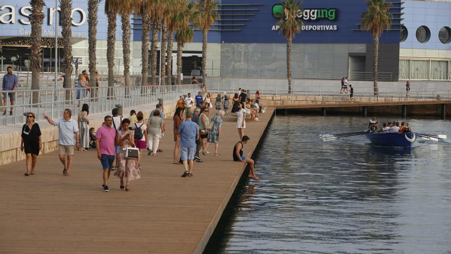 Así luce la nueva pasarela de madera en el puerto de Alicante