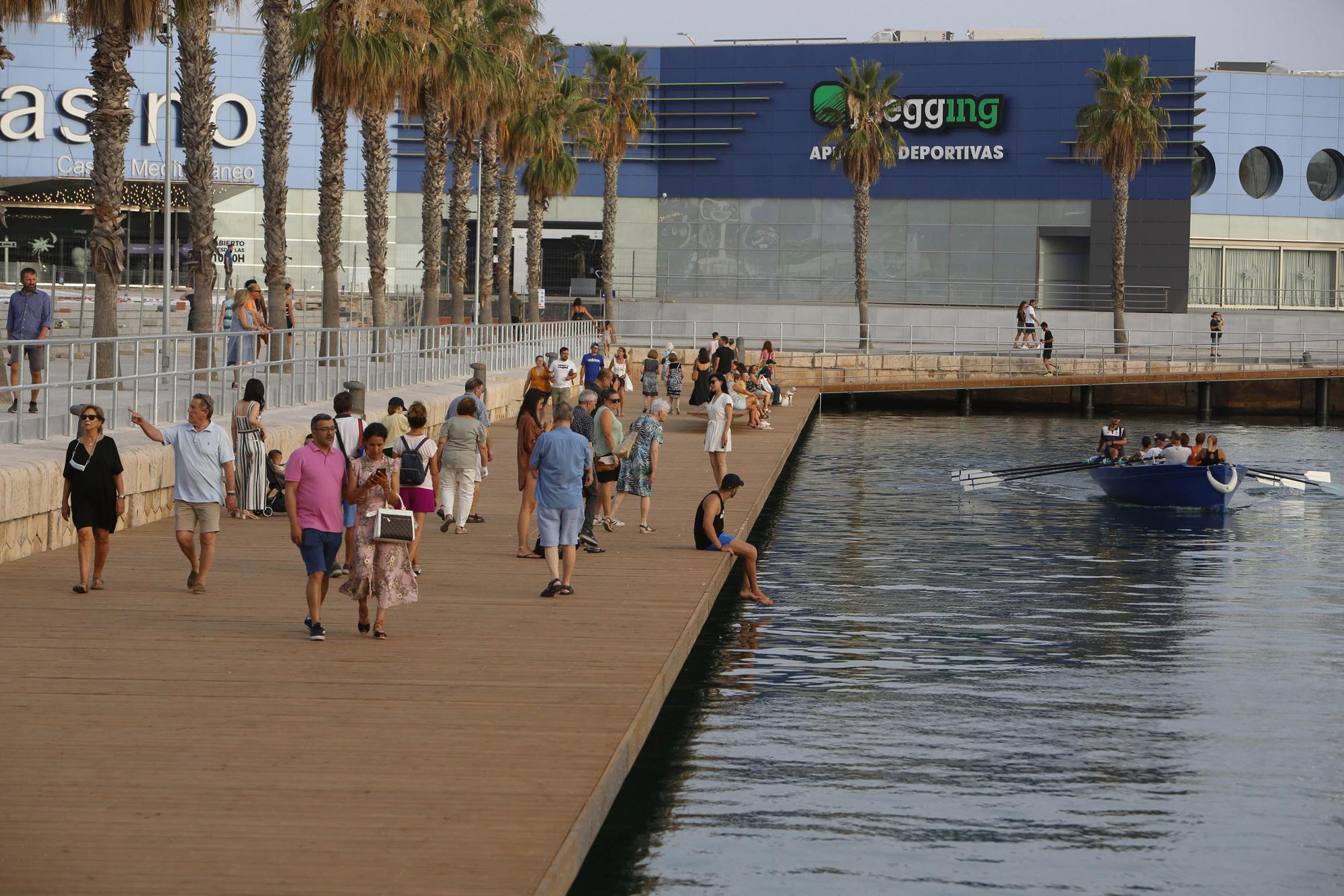 Así luce la nueva pasarela de madera en el puerto de Alicante