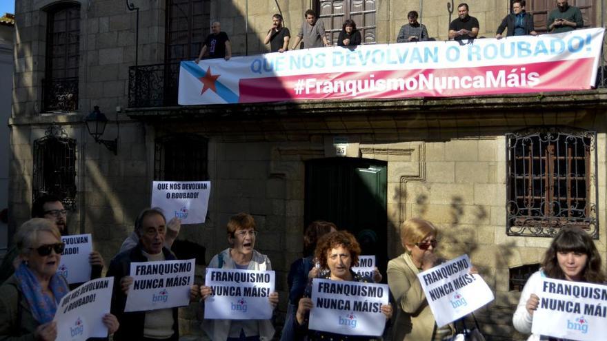 Militantes del BNG ocupan la casa de los Franco en A Coruña