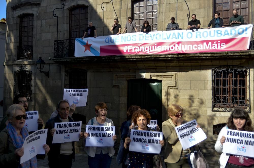 Despliegan una pancarta con el lema 'Que nos devolvan o roubado' en el inmueble de la calle Damas para denunciar los "privilegios" de la familia del dictador.