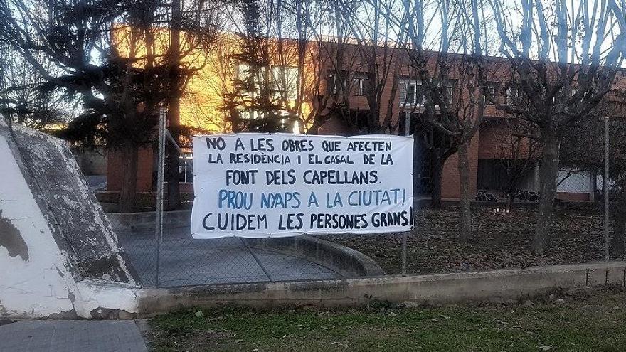 Una pancarta de protesta per l&#039;afectació a la residència