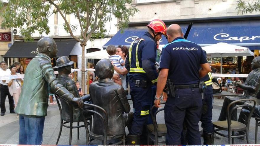 Los bomberos liberan a un niño atrapado en la &quot;Estatua de los Músicos&quot; de Pontevedra