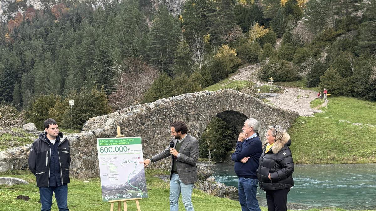 El presidente de la DPH, Isaac Claver, muestra el plan de actuación en la pista de Bujaruelo.