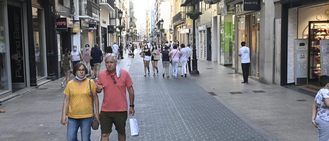 Viandantes pasean por el centro de Castelló en una imagen de archivo