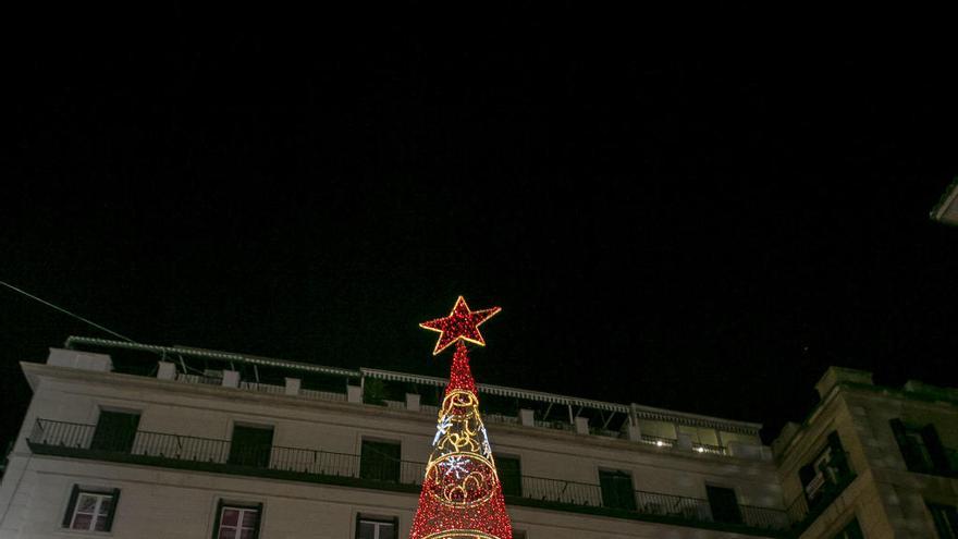 Barcala, junto a otros ediles de la Corporación municipal, la presidenta de la Federación de Hogueras y las belleas adulta e infantil, tras el encendido del árbol de Navidad.