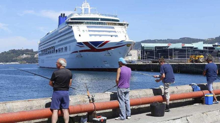 El &quot;Aurora&quot; eligió Vigo como primera escala de un crucero de 11 días para 2.000 cruceristas. // R.G.