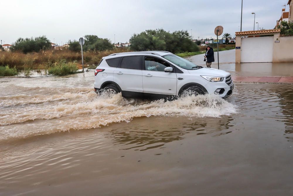 Imágenes de los vecinos retirando agua de las viviendas y las balsas de laminación que no dieron abasto ayer junto a la laguna de Torrevieja