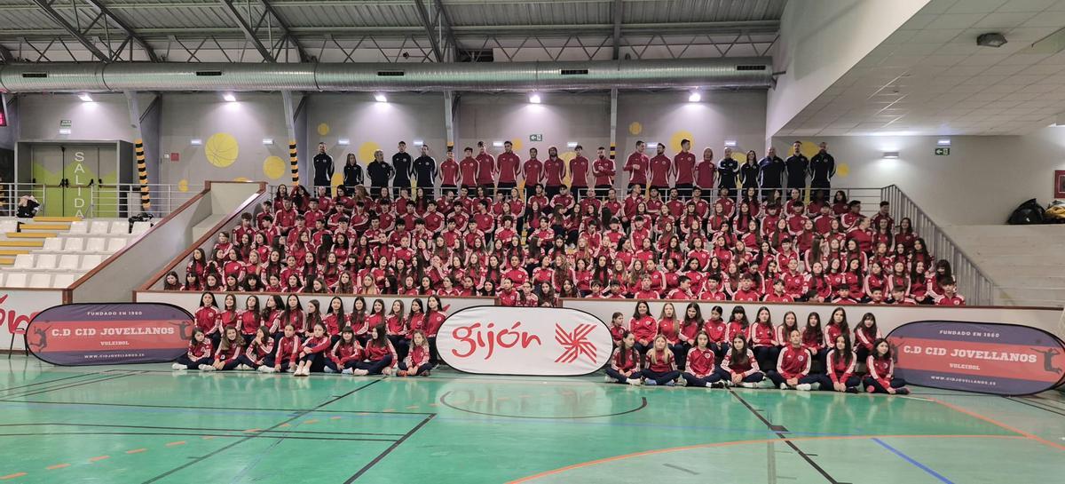 Foto de familia de la cantera del CID Jovellanos en el pabellón de La Arena.