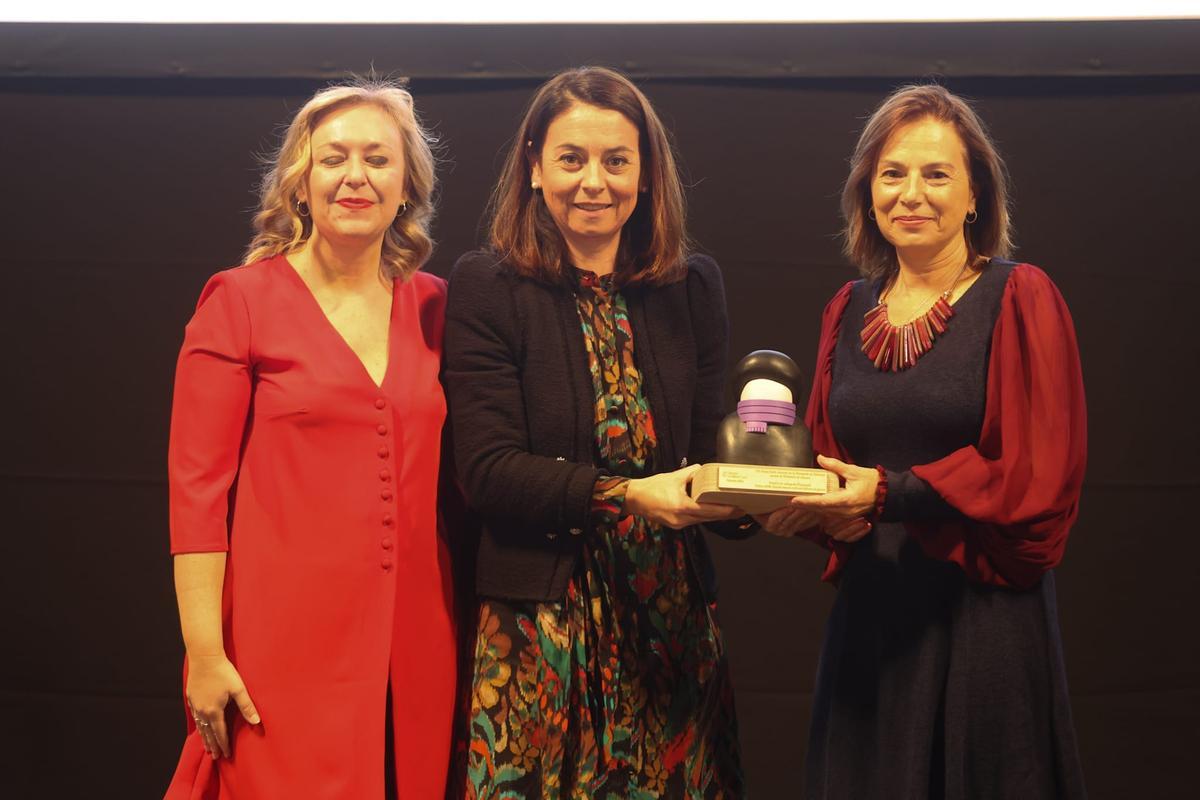 Representantes del teléfono de ANAR recogen el premio Celia Amorós
