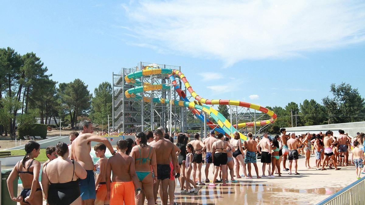Las colas para acceder a las nuevas atracciones fueron parte de la jornada en el parque acuático este martes.