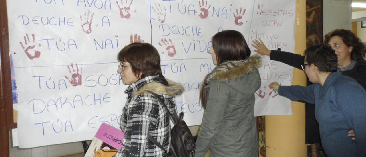 Imaxe das actividades de sensibilización en contra da violencia de xénero nas instalacións do instituto de Chapela.