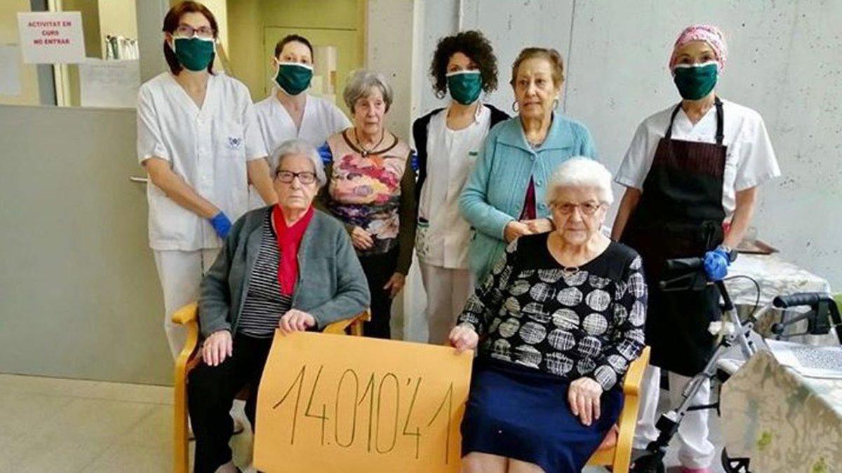 Trabajadoras y residentes del centro Zoido Feliu agradecen la ayuda de la peña