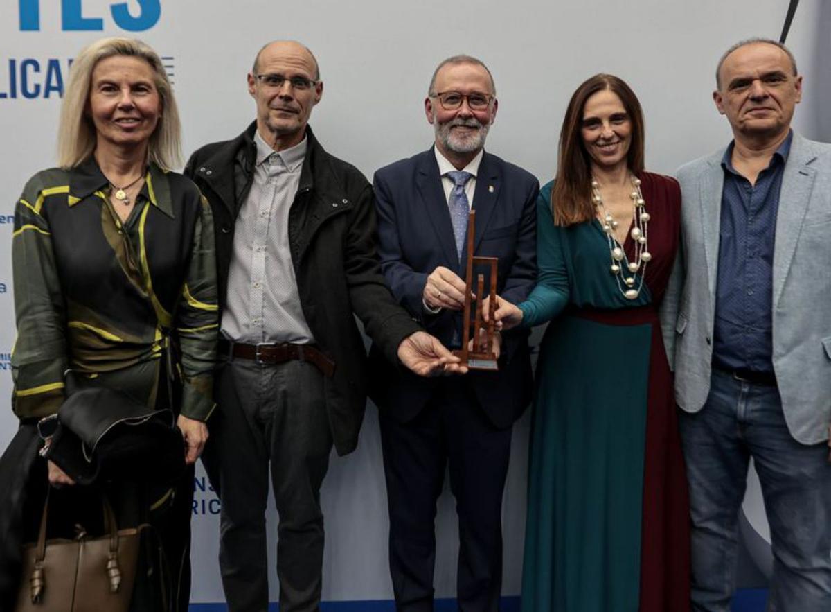 La teniente de alcalde de El Campello, Lourdes Llopis; Javier Ramos Altamira, bisnieto de Rafael Altamira; el alcalde de El Campello, Juanjo Berenguer; y Luz e Ignacio Ramos Altamira, bisnietos del humanista.