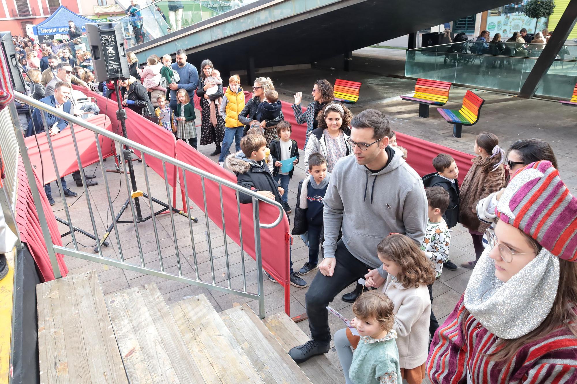 Multitudinaria entrega de las cartas de los niños de Vila-real a los pajes reales