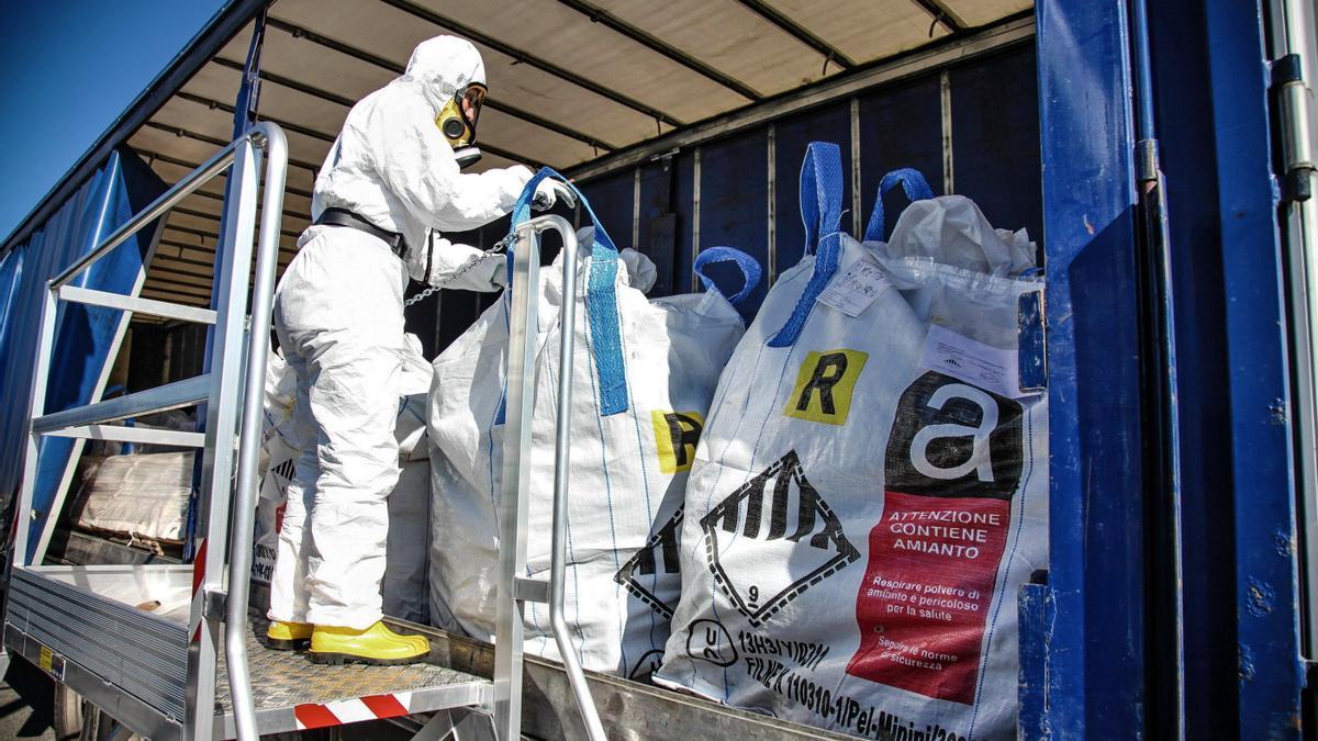 Fachleute entsorgen Asbest in speziellen Beuteln