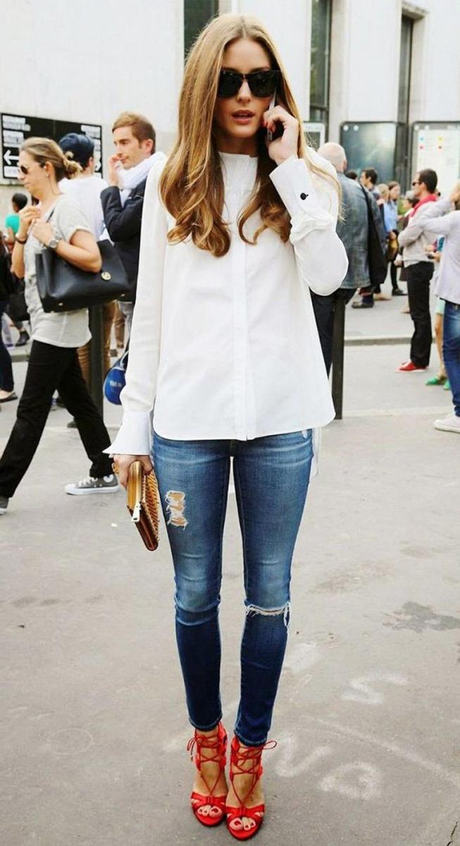 Camisa blanca + jeans + zapatos rojos