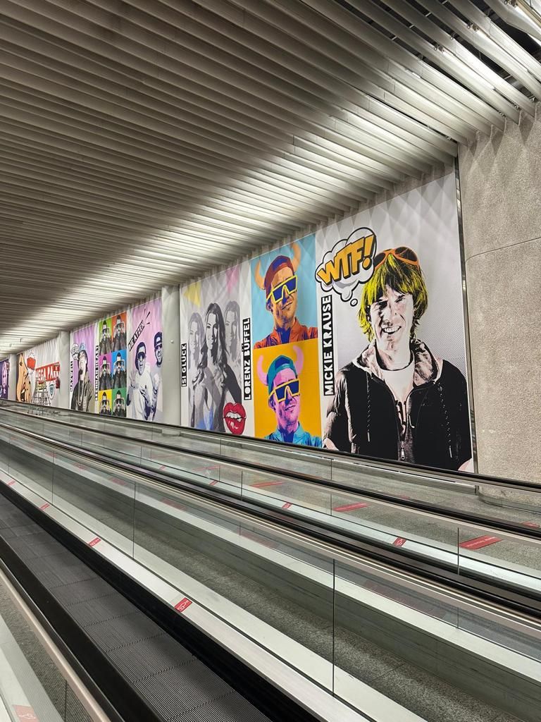 Der Megapark wirbt am Flughafen Mallorca im Pop-Art-Stil für seine Künstler