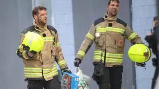 Los bomberos rescatan los enseres de los vecinos afectados por el incendio de València
