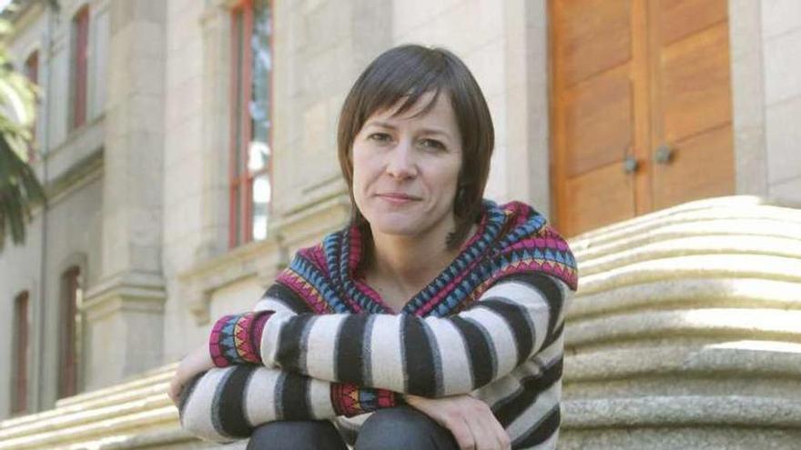 Ana Pontón, ayer, ante la entrada principal del Parlamento.