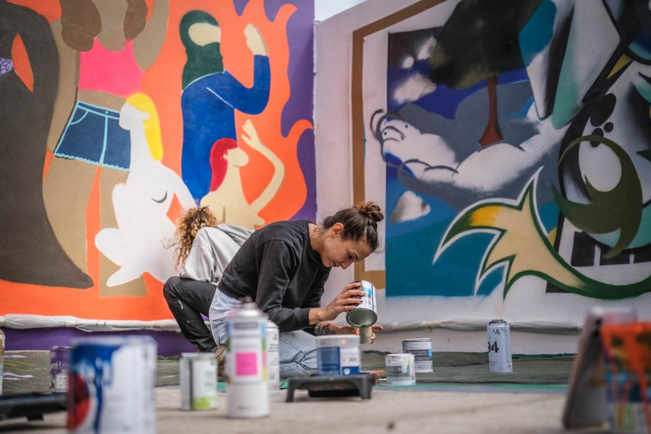 Elaboración de un mural por el Día de la Juventud en San Benito, en La Laguna