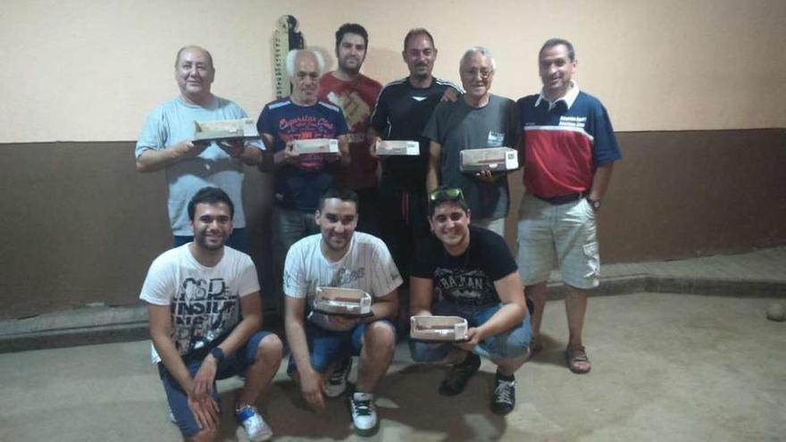 Los primeros clasificados en el torneo jugado en el Bar San Isidro.