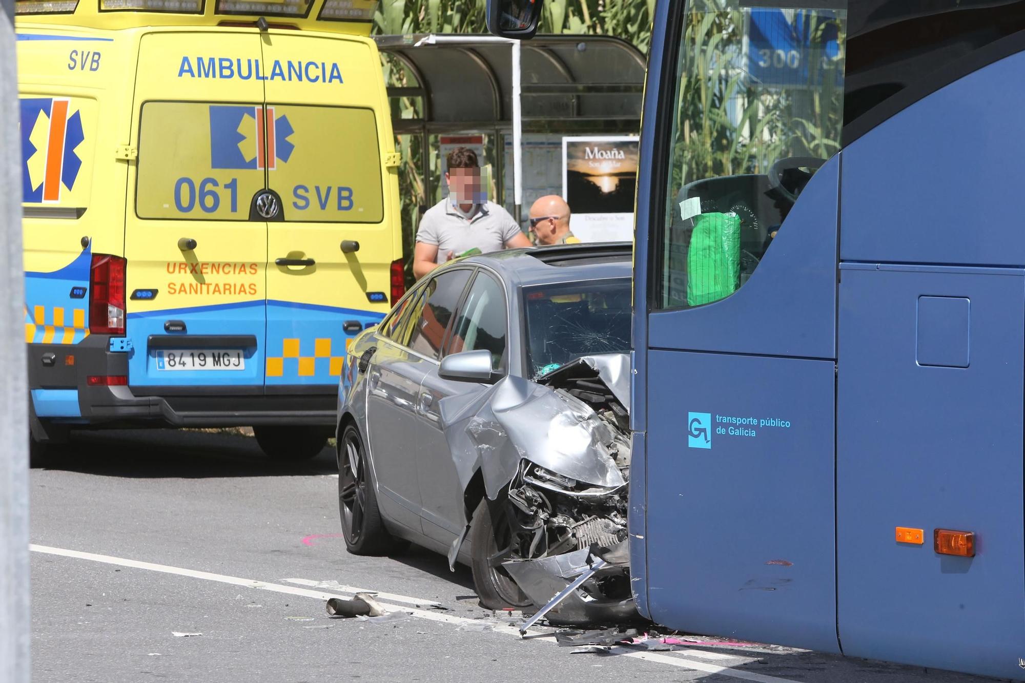 Accidente entre un autobús escolar y un turismo en Moaña