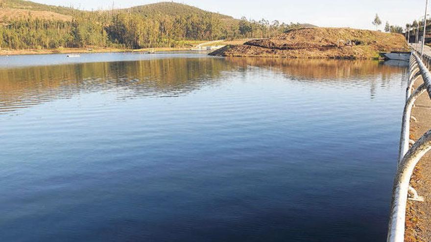 Embalse del Pontillón de Castro, en la parroquia de Verducido.  // Rafa Vázquez