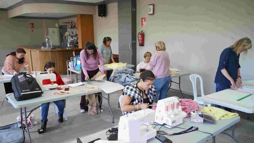 Vecinas de Faraján aprenden a coser sus propias prendas en un curso municipal gratuito