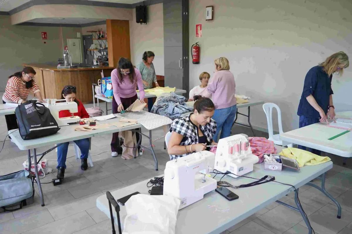 Mujeres participando en el taller de corte y confección en Faraján.