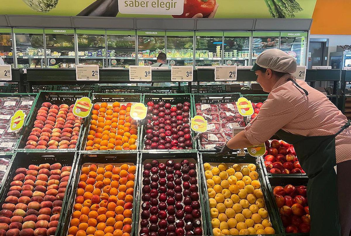 Frutería en uno de los supermercados de Consum.